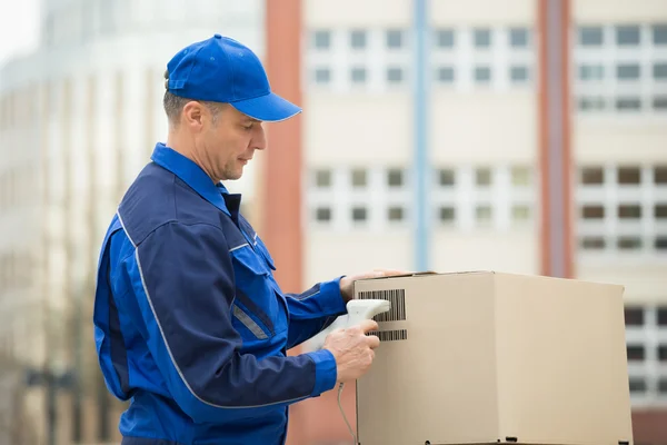 Entrega Hombre Scanning Box — Foto de Stock