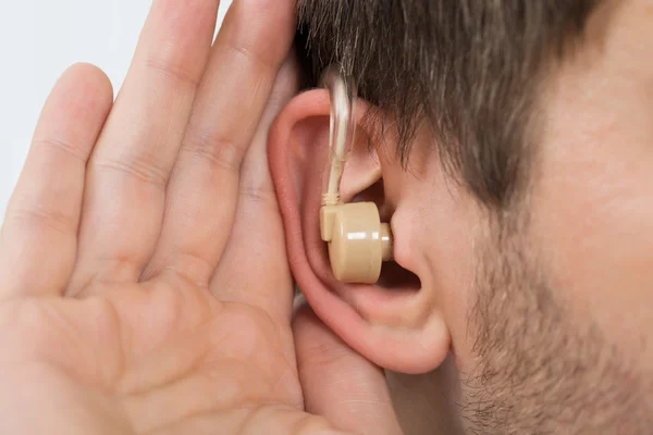Aparelho auditivo na orelha — Fotografia de Stock