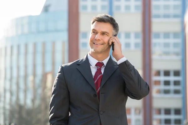 Homme d'affaires parlant sur téléphone portable — Photo