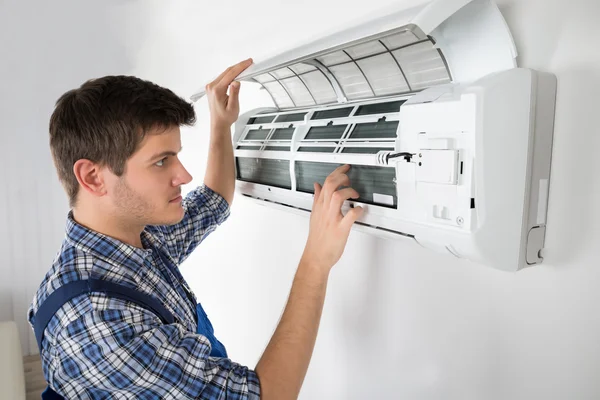 Technician Repairing Air Conditioner — Stock Photo, Image