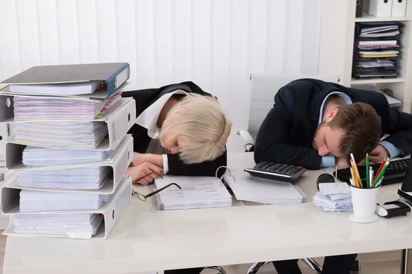 Geschäftsleute schlafen auf Schreibtisch — Stockfoto