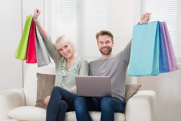 Couple Carrying Shopping Bags — Stock Photo, Image