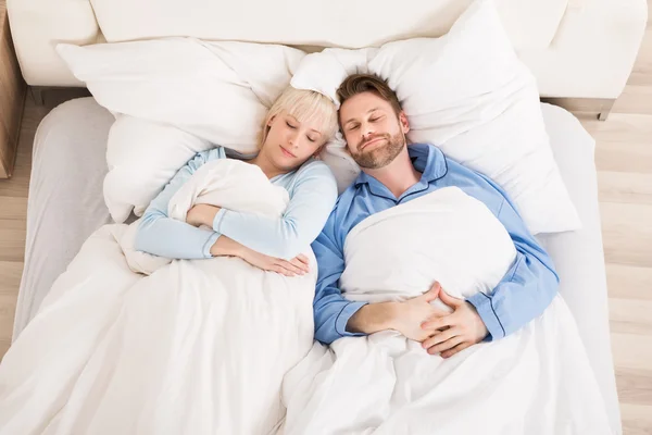 Jovem casal dormir — Fotografia de Stock