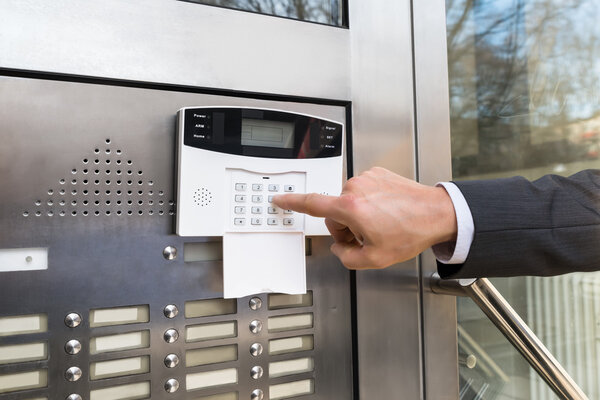  Ввод кода в систему безопасности
