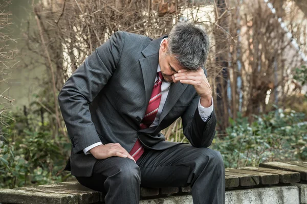 Hombre de negocios sentado en el banco — Foto de Stock