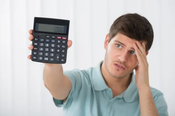 Homem segurando calculadora — Fotografia de Stock