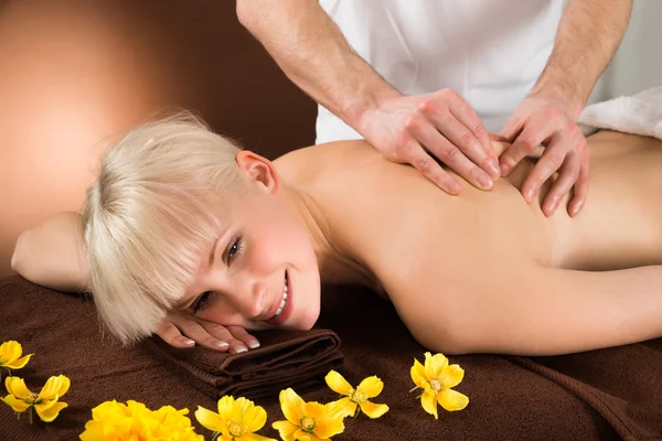 Kobieta otrzymująca masaż pleców — Zdjęcie stockowe