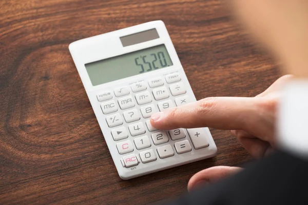 Empresario trabajando en calculadora — Foto de Stock