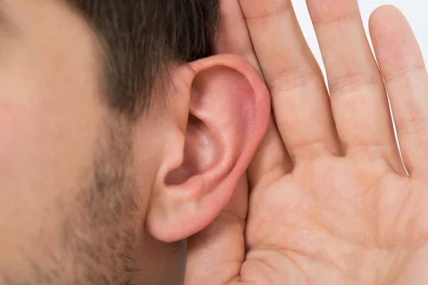 Persona tratando de escuchar — Foto de Stock