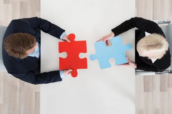 People Connecting Puzzle Pieces — Stock Photo, Image