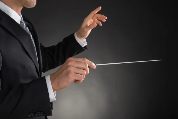 Bir orkestra şefi'nın Baton kişiyle — Stok fotoğraf