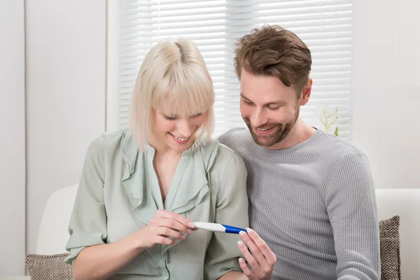 Couple With Pregnancy Tester — Stock Photo, Image