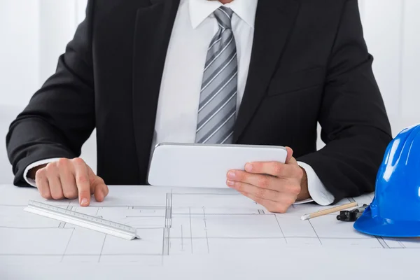 Architect met behulp van digitale Tablet PC — Stockfoto