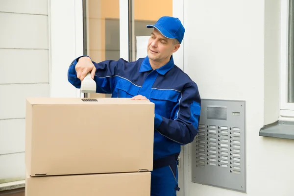 Liefermann scannt Kisten — Stockfoto