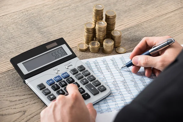 Nahaufnahme eines Geschäftsmannes bei der Berechnung eines Finanzberichts — Stockfoto