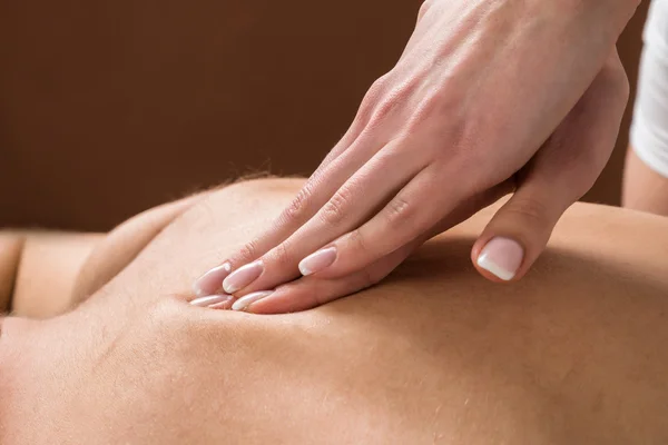 Mann erhält Rückenmassage — Stockfoto