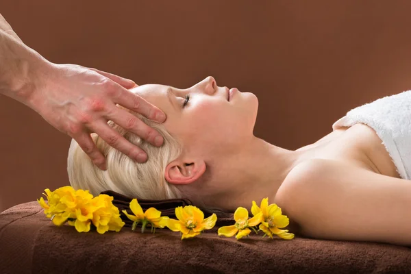 Junge Frau erhält Massage im Wellnessbereich — Stockfoto