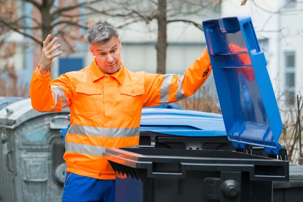 Gatan Cleaner söker i soptunnan — Stockfoto