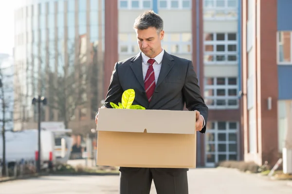 Homme d'affaires debout avec boîte en carton — Photo