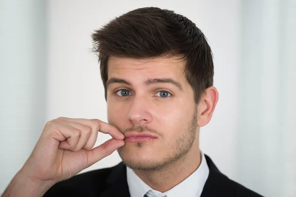 Zakenman die zijn mond sluiten — Stockfoto