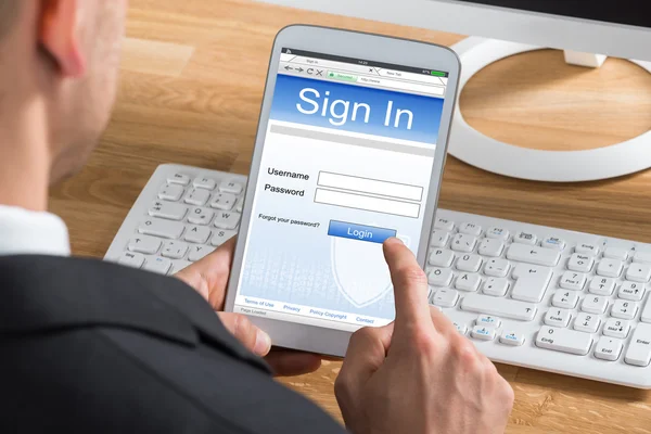 Geschäftsmann mit digitalem Tablet — Stockfoto