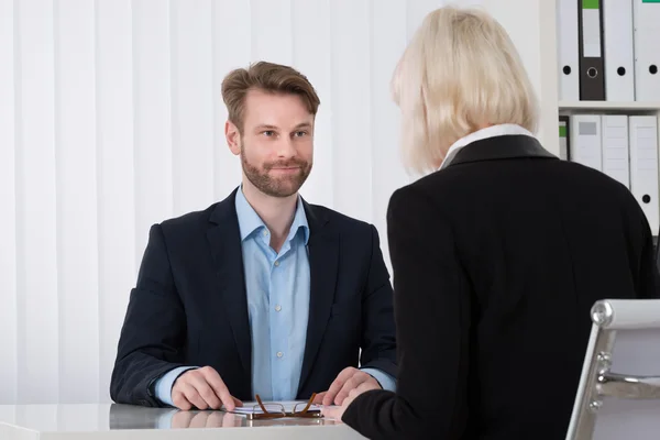 Uomini d'affari che conversano — Foto Stock