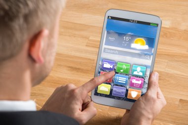 Dijital tablet kullanan işadamı