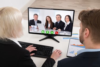 Bilgisayarda iki iş adamları Video konferans
