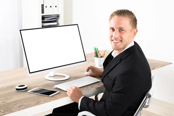 Gelukkig zakenman werken in office — Stockfoto