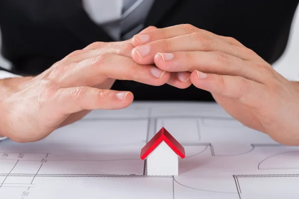 Male Architect Hand Sheltering House Model — Stock Photo, Image