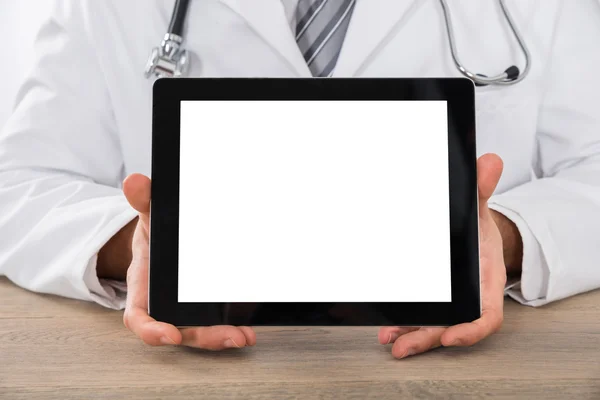 Médico mão mostrando tablet digital em branco — Fotografia de Stock