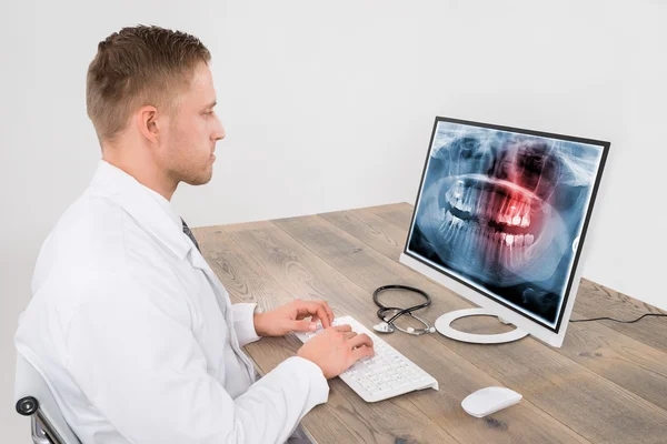 Médico olhando para os dentes raio-X — Fotografia de Stock