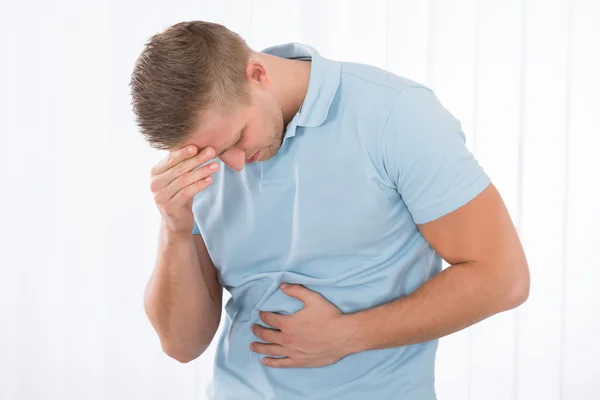 Jonge man lijden buikpijn — Stockfoto