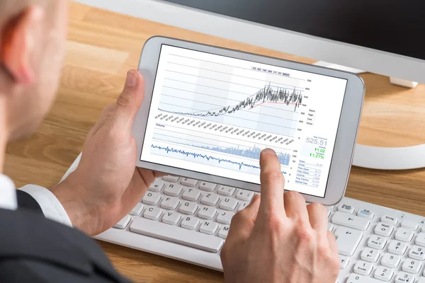 Corretor do mercado de ações masculino trabalhando em tablet digital — Fotografia de Stock