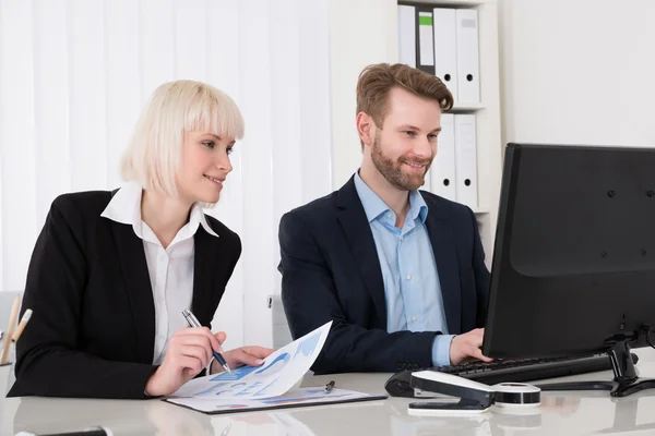 Twee ondernemers werken op de Computer — Stockfoto