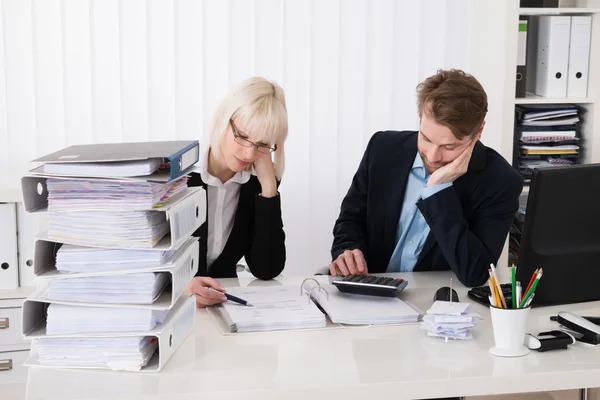 Företagare beräkning av fakturor — Stockfoto