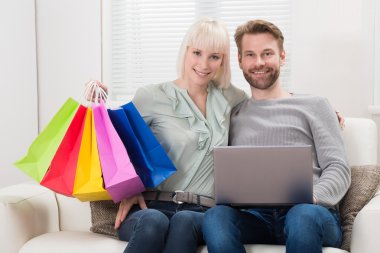 Kaç alışveriş çantası dizüstü bilgisayar ile tutarak