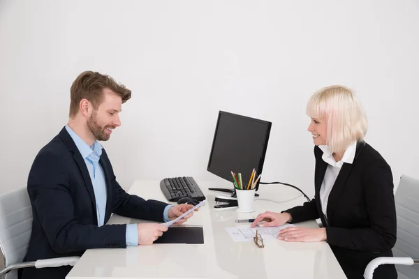 Empresarios discutiendo documento — Foto de Stock