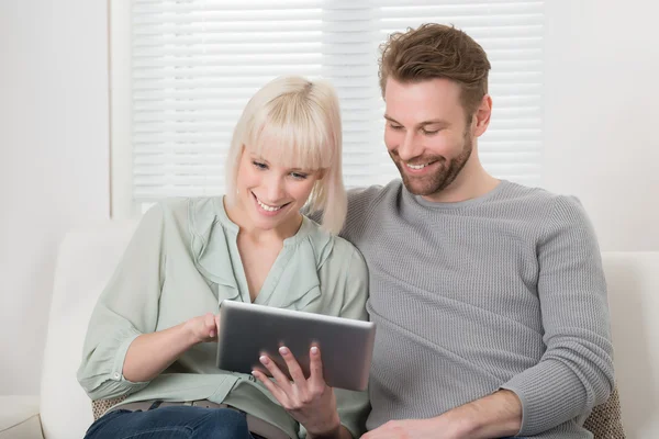 Jovem casal segurando tablet digital — Fotografia de Stock