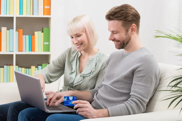 Pareja de compras en línea usando el ordenador portátil — Foto de Stock