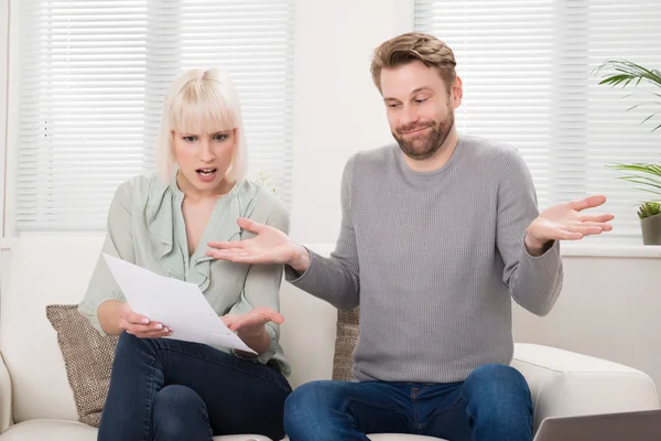 Pareja sorprendida mirando a Bill — Foto de Stock