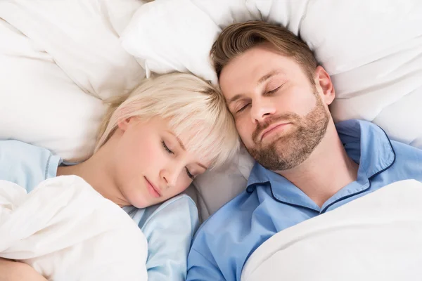 Fiatal pár ágyban alszik — Stock Fotó