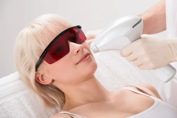 Mujer recibiendo tratamiento de depilación láser en spa —  Fotos de Stock