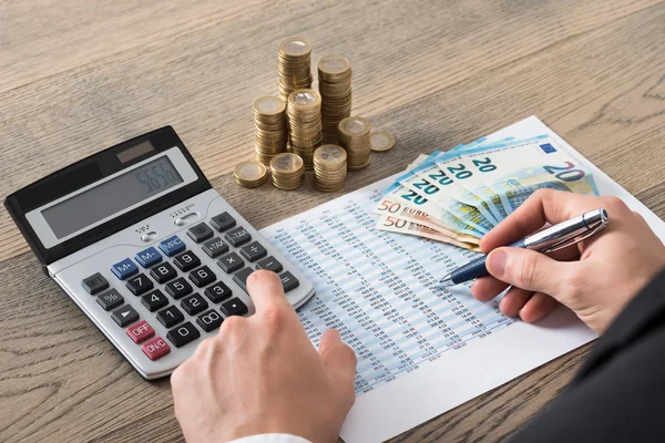 Geschäftsmann analysiert Finanzbericht — Stockfoto