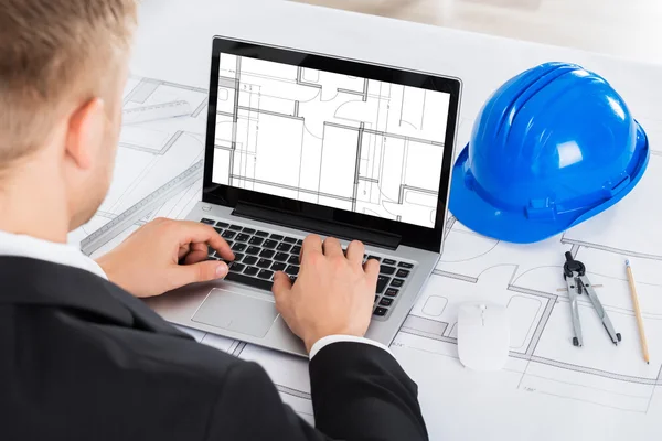 Architect die op laptop werkt — Stockfoto