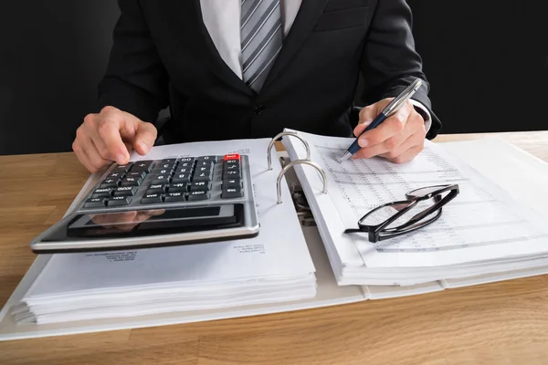 Accountant werken met financiële gegevens — Stockfoto