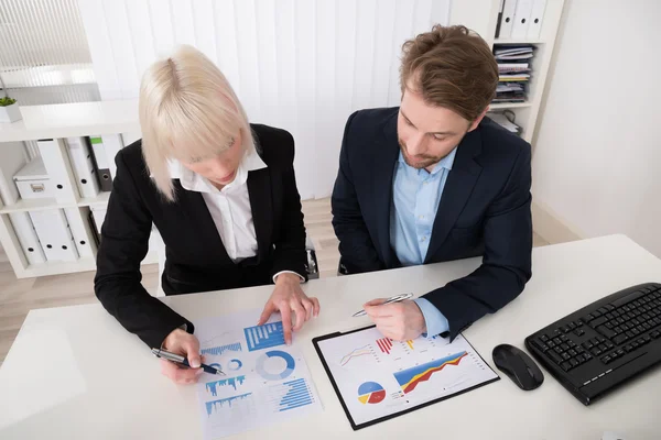 Ondernemers analyseren van grafieken — Stockfoto