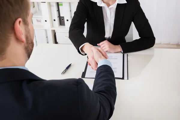 Ondernemers schudden elkaar de hand — Stockfoto