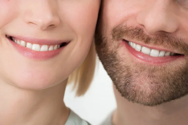 微笑的年轻夫妇 — 图库照片