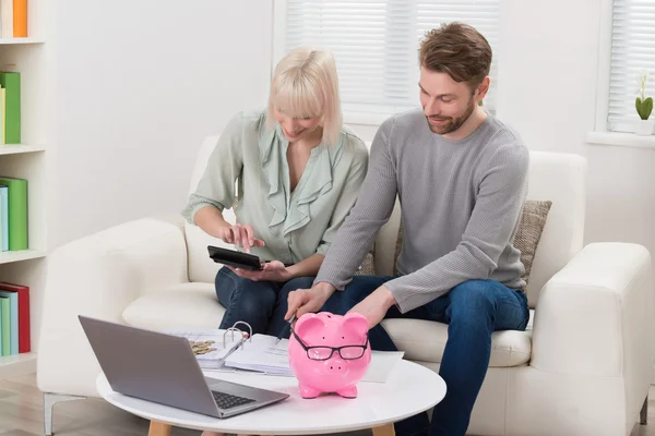 Paar analysiert Rechnung — Stockfoto